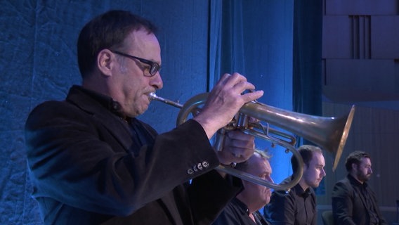 Screenshot: Flügelhornist  Claus Stötter während des Konzerts mit der NDR Bigband in Hannover im September 2021. © Screenshot 