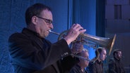 Screenshot: Flügelhornist  Claus Stötter während des Konzerts mit der NDR Bigband in Hannover im September 2021. © Screenshot 