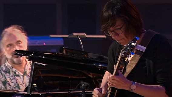 Screenshot: Gitarristin Sandra Hempel während des Konzerts mit der NDR Bigband in Hannover im September 2021. © NDR Bigband Foto: Screenshot