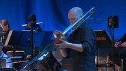 Screenshot: Posaunist Stefan Lottermann während des Konzerts mit der NDR Bigband in Hannover im September 2021. © NDR Bigband Foto: Screenshot