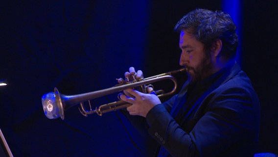 Screenshot: Trompeter Percy Pursglove während des Konzerts mit der NDR Bigband in Hannover im September 2021. © NDR Bigband Foto: Screenshot