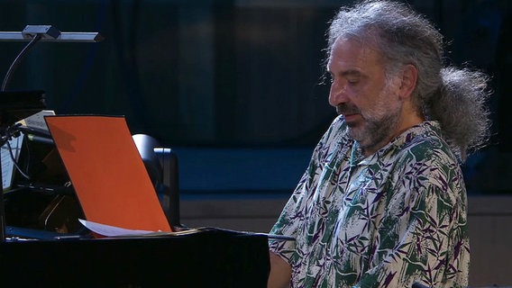 Screenshot: Pianist Stefano Bollani während des Konzerts mit der NDR Bigband in Hannover im September 2021. © NDR Bigband Foto:  Screenshot