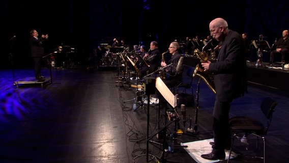 Die NDR Bigband spielt im Konzert "Masters of Jazz - Bob Brookmeyer" den Titel "I Know, Don’t Know How". © NDR Bigband Foto: Screenshot