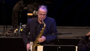 Die NDR Bigband spielt im Konzert "Masters of Jazz - Bob Brookmeyer" den Titel "Get well soon". © NDR Bigband Foto: Screenshot