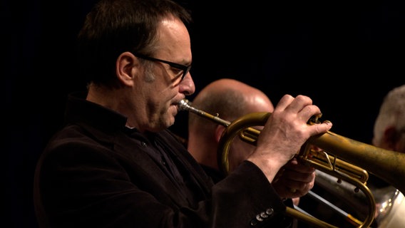 Die NDR Bigband spielt im Konzert "Masters of Jazz - Bob Brookmeyer" den Titel "St. Louis Blues". © NDR Bigband Foto: Screenshot