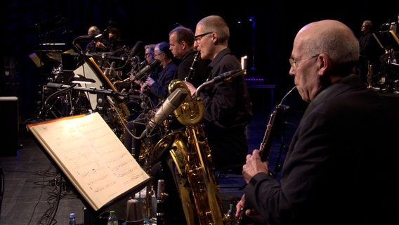 Die NDR Bigband spielt im Konzert "Masters of Jazz - Bob Brookmeyer" den Titel "Spirit Music - The Door". © NDR Bigaband Foto: Screenshot