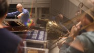 Screenshot: Chefdirigent Geir Lysne dirigiert bei einer Probe mit der NDR Bigband das Programm "Chromatic Aberration". © NDR 