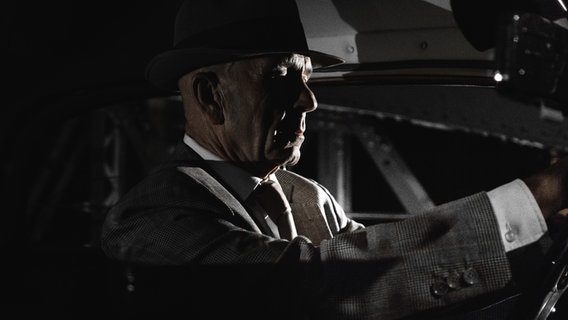 Screenshot: Ein Mann in Schwarz-Weiß fährt in dem Kurzfilm Cinephonie Noir ein Auto. © NDR Bigband Foto: Screenshot