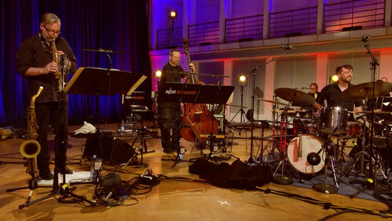 Das Frank Delle Trio und die NDR Bigband spielen zusammen den Titel "Green Me". © NDR  Bigband Foto: Screenshot