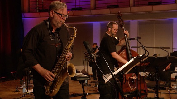 Das Frank Delle Trio und die NDR Bigband spielen zusammen den Titel "Geklaut". © NDR Bigband Foto: Screenshot