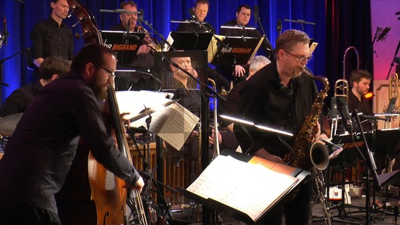 Das Frank Delle Trio und die NDR Bigband spielen zusammen den Titel "Green Me". © NDR Bigband Foto: Screenshot