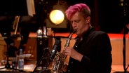 Screenshot: Die NDR Bigband und das Duo Elva y Tomás beim Livestream-Konzert im Rolf-Liebermann-Studio. © NDR Bigband Foto: Screenshot