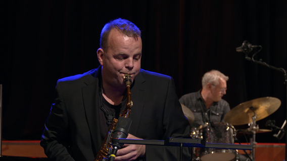 Screenshot: Saxofonist Fiete Felsch beim Konzert mit Komponistin Hendrika Entzian im Rolf-Liebermann-Studio. © NDR 