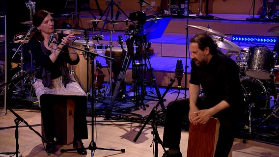 Screenshot: Sängerin Elva la Guardia beim Konzert der NDR Bigband mit dem Duo Elva y Tomás im Rolf-Liebermann-Studio. © NDR Bigband Foto: Screenshot