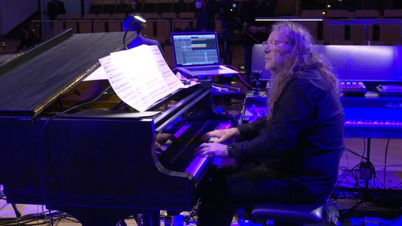 Screenshot: Der langjährige Pianist der NDR Bigband, Vladyslav Sendecki, spielt beim Konzert "Fusion Conclusion" am Klavier. © NDR Bigband Foto: Screenshot