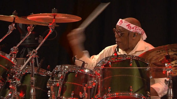 Schlagzeuger Billy Cobham und die NDR Bigband spielen beim Konzert "Fusion Conclusion". © NDR Bigband Foto: Screenshot