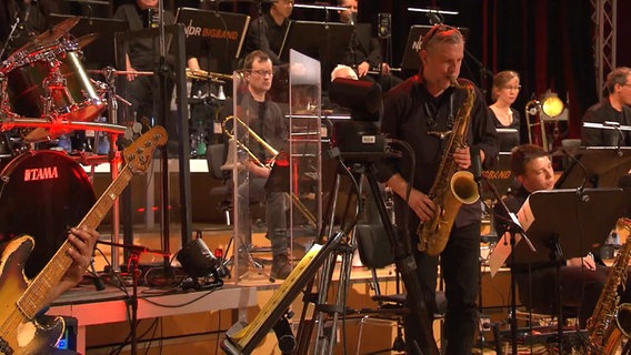 Saxofonist Frank Delle und die NDR Bigband spielen beim Konzert "Fusion Conclusion". © NDR Bigband Foto: Screenshot