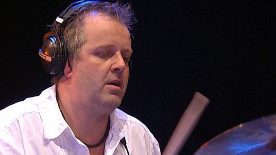 Screenshot: Jazzmusiker Wolfgang Haffner spielt mit der NDR Bigband auf der JazzBaltica 2007 in Salzau. © NDR Bigband 