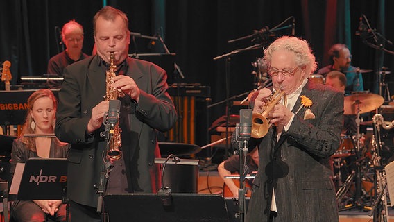 Trompeter Tim Hagans und Sopransaxophonist Fiete Felsch während des Konzert der NDR Bigband. © NDR Foto: Screenshot