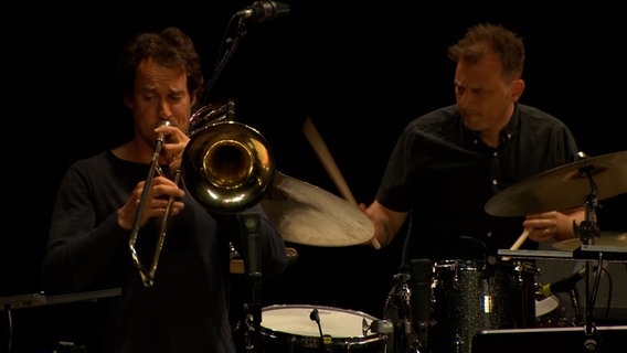 Nils Wogram während eines Konzerts mit der NDR Bigband bei der JazzBaltica 2018. © NDR Bigband Foto: Screenshot^