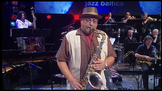 Konzertszene: Saxofonist Joe Lovano beim Konzert mit der NDR Bigband bei der JazzBaltica 2008 © Screenshot 