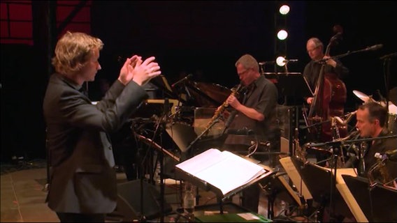 Screenshot: Musiker der NDR Bigband während eines Konzerts bei der Jazz Baltica 2014 © NDR Bigband Foto: Screenshot