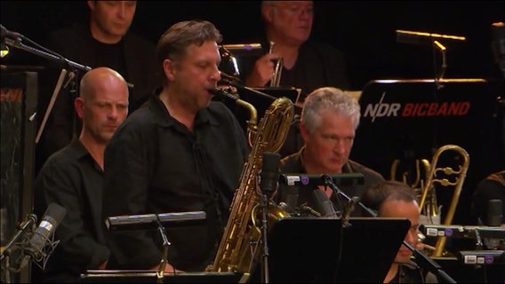 Screenshot: Musiker der NDR Bigband während eines Konzerts bei der Jazz Baltica 2014 © NDR Bigband Foto: Screenshot