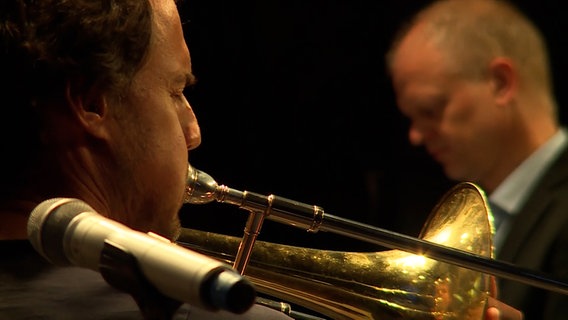 Screenshot: Nils Wogram und Geir Lysne beim Gastspiel mit der NDR Bigband bei der JazzBaltica 2018 © NDR Bigband Foto: Screenshot