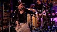 Screenshot: Sängerin Elva la Guardia beim Konzert der NDR Bigband mit dem Duo Elva y Tomás im Rolf-Liebermann-Studio. © NDR Bigband Foto: Screenshot