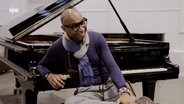 Der Musiker Omar Sosa sitzt an einem Flügel.  Foto: Veronika Emily Pohl