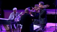 Screenshot: Omar Sosa bei seinem Konzert mit der NDR Bigband in der Elbphilharmonie Hamburg (17. April 2017) © NDR Bigband Foto: Screenshot