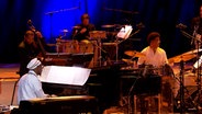 Omar Sosa am Flügel beim Konzert mit der Bigband in der Elbphilharmonie. © NDR Bigband Foto: Screenshot