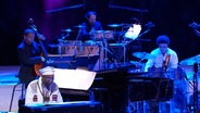 Omar Sosa spielt am Flügel beim Konzert mit der Bigband in der Elbphilharmonie. © NDR Bigband Foto: Screenshot