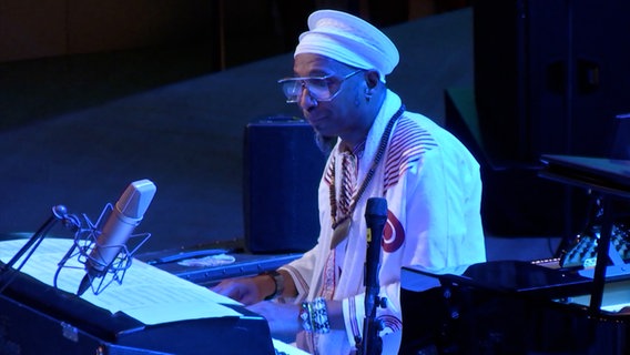 Omar Sosa am Flügel beim Konzert mit der Bigband in der Elbphilharmonie. © NDR Bigband Foto: Screenshot