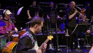 Das Electro-Jazz-Quartett TOYTOY und die NDR Bigband spielen beim Sonderkonzert auf Kampnagel. © NDR Bigband Foto: Screenshot