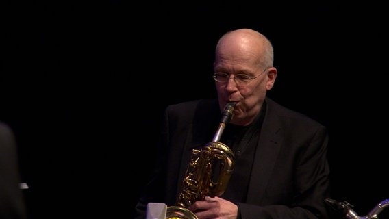 Screenshot: Saxophonist Edgar Herzog beim Konzert mit der NDR Bigband und TOYTOY auf Kampnagel. © NDR Bigband Foto: Screenshot