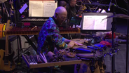 Screenshot: Percussionist Samuel Wootton von TOYTOY beim Konzert mit der NDR Bigband auf Kampnagel. © NDR Bigband Foto: Screenshot