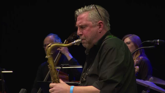 Screenshot: NDR Bigband-Saxofonist Frank Delle beim Konzert mit der NDR Bigband und TOYTOY auf Kampnagel. © NDR Bigband Foto: Screenshot