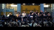 Die NDR Bigband mit Klarinettist Kinan Azmeh auf der Bühne. © Screenshot 