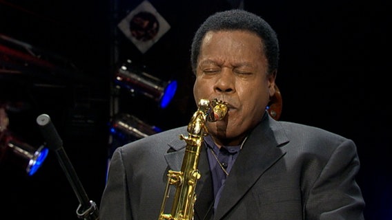 Screenshot: Wayne Shorter und sein Quartett spielt mit der NDR Bigband auf der JazzBaltica in Salzau im Jahr 2002. © NDR Bigband 