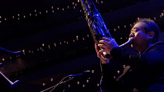 Screenshot: Musiker Wu Wei spielt mit der NDR Bigband die Sheng beim Konzert in der Elbphilharmonie im Mai 2023. © NDR Foto: Screenshot