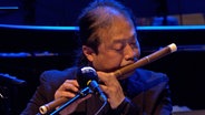 Screenshot: Musiker Wu Wei spielt mit der NDR Bigband die Bawu beim Konzert in der Elbphilharmonie im Mai 2023. © NDR Foto: Screenshot