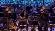 Screenshot: Musikerinnen und Musiker der NDR Bigband spielen die Sheng beim Konzert mit Musiker Wu Wei in der Elbphilharmonie im Mai 2023. © NDR Foto: Screenshot