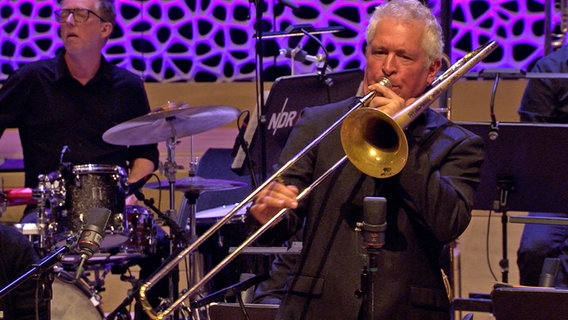 Screenshot: Musikerinnen und Musiker der NDR Bigband spielen die Sheng beim Konzert mit Musiker Wu Wei in der Elbphilharmonie im Mai 2023. © NDR Foto: Screenshot