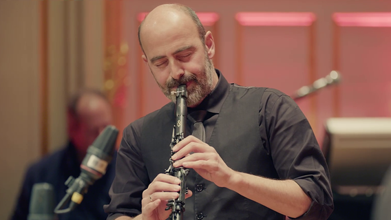 Screenshot: Kinan Azmeh spielt Klarinette. © NDR 