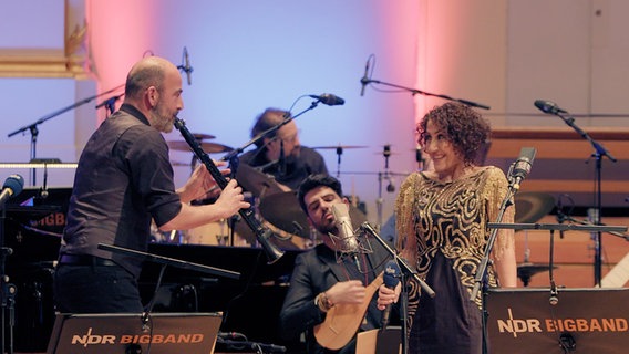 Screenshot: Aynur singt auf der Bühne der Laeiszhalle und Kinan Azmeh spielt Klarinette. © NDR 