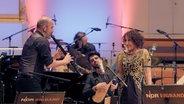 Screenshot: Aynur singt auf der Bühne der Laeiszhalle und Kinan Azmeh spielt Klarinette. © NDR 
