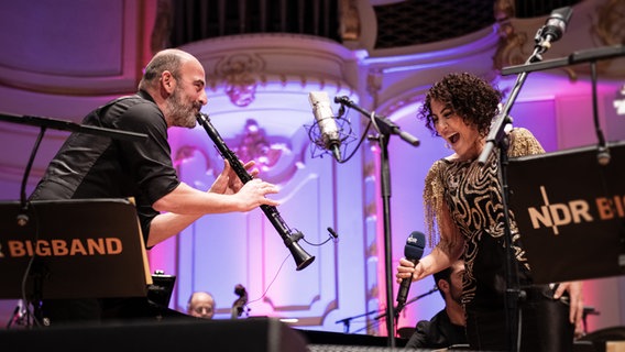 Die NDR Bigband im Konzert mit Kinan Azmeh und Aynur in der Laeiszhalle in Hamburg. © NDR/Liudmila Jeremies Foto: Liudmila Jeremies