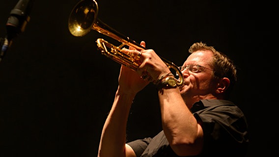 Der Trompeter Ingolf Burkhardt bei einem Solo auf der Bühne. © Ingolf Burkhardt Foto: Benjamin Hüllenkremer