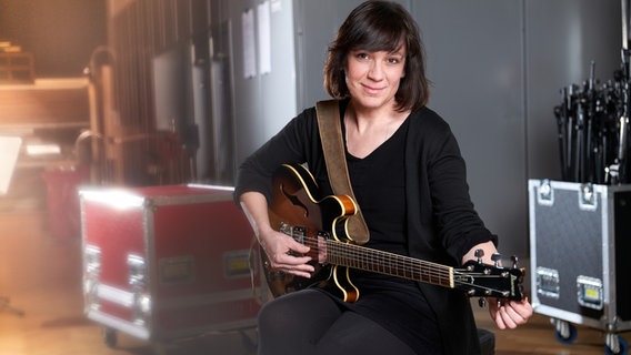 Gitarristin Sandra Hempel im Porträt mit Instrument © NDR Foto: Steven Haberland